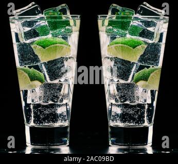 Cocktail mojito, bolle, bacche di ginepro, limone, tonico cocktail, tequila, foglie di menta, vodka lime Foto Stock