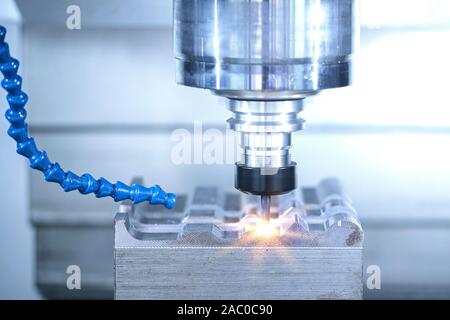 Il taglio del metallo e formando con macchine CNC ad alta precisione della tecnologia nel settore dei macchinari. Foto Stock