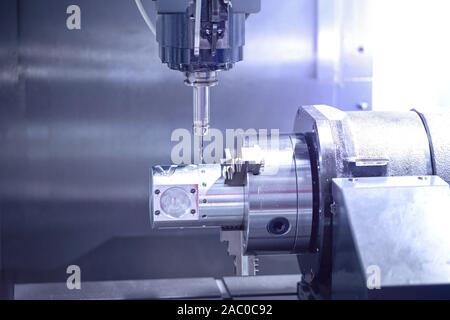 Il taglio del metallo e formando con macchine CNC ad alta precisione della tecnologia nel settore dei macchinari. Foto Stock