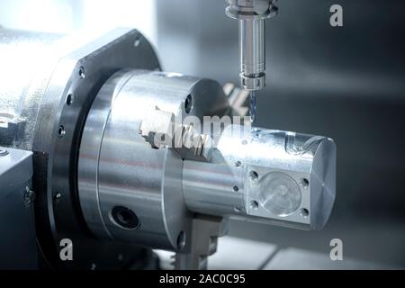 Il taglio del metallo e formando con macchine CNC ad alta precisione della tecnologia nel settore dei macchinari. Foto Stock