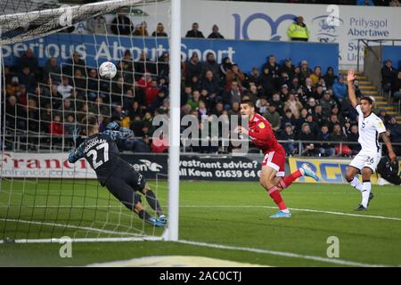 Swansea, Regno Unito. 29 Nov, 2019. Aleksandar Mitrovic di Fulham teste i punteggi e le sue squadre obiettivo 1a. EFL Skybet partita in campionato, Swansea City v Fulham al Liberty Stadium di Swansea, Galles del Sud Venerdì 29 novembre 2019. Questa immagine può essere utilizzata solo per scopi editoriali. Solo uso editoriale, è richiesta una licenza per uso commerciale. Nessun uso in scommesse, giochi o un singolo giocatore/club/league pubblicazioni. pic da Andrew Orchard/Andrew Orchard fotografia sportiva/Alamy Live news Credito: Andrew Orchard fotografia sportiva/Alamy Live News Foto Stock