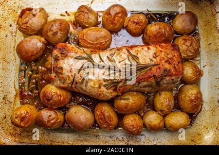 Mostarda di miele arrosto di maiale con patate baby e rosmarino guarnite in forno casseruola Foto Stock