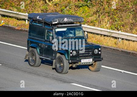 2002 Land Rover Defender 90 County TD5 con tenda da trekking in tufo; tempo libero in spedizione d'epoca, fuoristrada 4x4 britannico, robusto fuoristrada fuoristrada fuoristrada fuoristrada fuoristrada fuoristrada fuoristrada, Land Rover Discovery Turbo Diesel UK Foto Stock