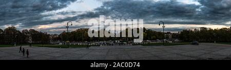 Koekelberg, Regione di Bruxelles Capitale / Belgio - 10 30 2019: Extra grande vista panoramica sul parco di Elisabetta e la piazza antistante la Basilica Foto Stock