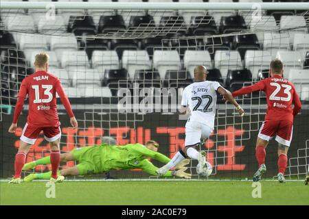 Swansea, Wales, Regno Unito. 29 Nov, 2019. André Ayew di Swansea City si avvicina a rigature durante il cielo di scommessa match del campionato tra Swansea City e Fulham al Liberty Stadium, Swansea venerdì 29 novembre 2019. (Credit: Jeff Thomas | MI News) solo uso editoriale. Credito: MI News & Sport /Alamy Live News Foto Stock