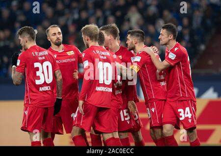 Gelsenkirchen (Germania). 29 Nov, 2019. Calcio: Bundesliga, FC Schalke 04 - 1. FC Union Berlino, xiii giornata nella Veltins Arena: berlinese di giocatori il tifo per il 1:1 vittoria. Credito: Bernd Thissen/dpa - NOTA IMPORTANTE: In conformità con i requisiti del DFL Deutsche Fußball Liga o la DFB Deutscher Fußball-Bund, è vietato utilizzare o hanno utilizzato fotografie scattate allo stadio e/o la partita in forma di sequenza di immagini e/o video-come sequenze di foto./dpa/Alamy Live News Foto Stock