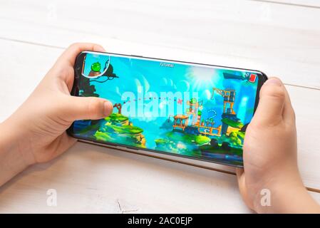 Sarajevo, Bosnia Erzegovina - 29 Novembre 2019: bambino che gioca Angry Birds 2 gioco su Samsung Galaxy S9 Plus close-up Foto Stock
