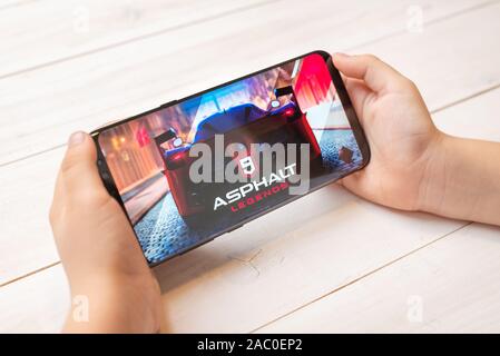 Sarajevo, Bosnia Erzegovina - 29 Novembre 2019: bambini che giocano le leggende di asfalto gioco su Samsung Galaxy S9 Plus close-up Foto Stock