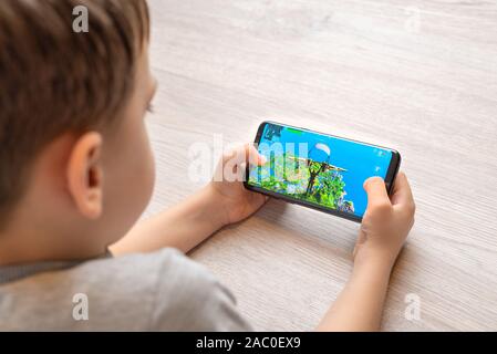 Sarajevo, Bosnia Erzegovina - 29 Novembre 2019: Fortnite online video gioco sviluppato da Epic Games su moderne android smart phone nelle mani di capretto cl Foto Stock
