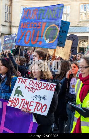 Estinzione ribellione i manifestanti del cambiamento climatico marciano attraverso il centro di Bath con Bath Youth Climate Alliance che si batte per l'azione del cambiamento climatico. Bagno. 29 Novembre 2019, Inghilterra, Regno Unito Foto Stock