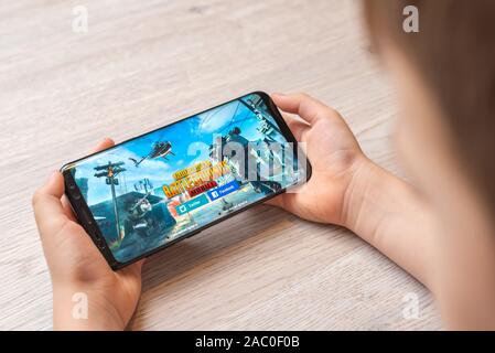 Sarajevo, Bosnia Erzegovina - 29 Novembre 2019: PlayerUnknown's Battlegrounds o PUBG multiplayer online Battle royale gioco su Samsung Galaxy S9 Foto Stock