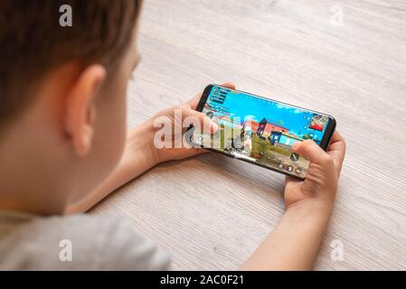 Sarajevo, Bosnia Erzegovina - 29 Novembre 2019: PlayerUnknown's Battlegrounds o PUBG gioco su moderne smart phone nelle mani del ragazzo Foto Stock