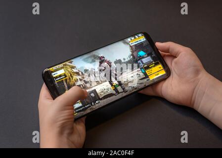 Sarajevo, Bosnia Erzegovina - 29 Novembre 2019: Kid Gioca Call of Duty: Mobile sul Samsung Galaxy S9 plus smartphone close-up Foto Stock