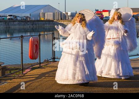 Portsmouth, Hampshire, Regno Unito. 29 novembre 2019. Le folle affollano il festival vittoriano di Natale a Portsmouth Historic Dockyard per l'intrattenimento, i personaggi vestiti in olden giorni e il mercato di Natale, il primo giorno dell'evento di tre giorni. Gli angeli sfilano le strade divertendo i visitatori. Credit: Carolyn Jenkins/Alamy Live News Foto Stock