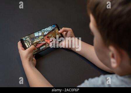 Sarajevo, Bosnia Erzegovina - 29 Novembre 2019: Call of Duty: Mobile sparatutto in prima persona di gioco su moderne smart hone nelle mani di capretto Foto Stock
