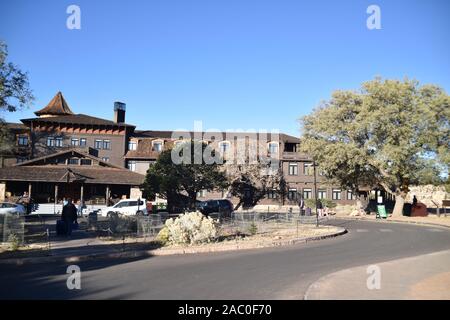 Il Grand Canyon, AZ., U.S.A. Nov. 1&4, 2019. Parco Nazionale del Grand Canyon il Grand Lady: El Tovar hotel decorato con foglie di autunno, zucche e zucche Foto Stock