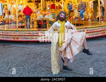 Portsmouth, Hampshire, Regno Unito. Il 29 novembre 2019. La folla gregge per il Victorian festa di Natale a Portsmouth Historic Dockyard per l'intrattenimento, personaggi vestiti in tempi antichi e il mercato di Natale, il primo giorno dei tre giorni di manifestazione. Credito: Carolyn Jenkins/Alamy Live News Foto Stock