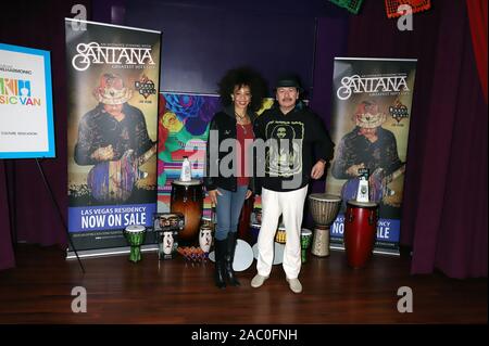 CARLOS SANTANA si unisce a studenti locali come il tamburo e danza per i battiti del mondo scoperta il museo dei bambini di Las Vegas NV, Ottobre 29, 2019 dotate di: Carlos Santana, Cindy Blackman Santana dove: Las Vegas, Nevada, Stati Uniti quando: 29 Ott 2019 Credit: DJDM/WENN.com Foto Stock