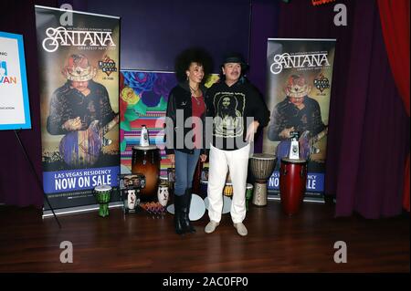 CARLOS SANTANA si unisce a studenti locali come il tamburo e danza per i battiti del mondo scoperta il museo dei bambini di Las Vegas NV, Ottobre 29, 2019 dotate di: Carlos Santana, Cindy Blackman Santana dove: Las Vegas, Nevada, Stati Uniti quando: 29 Ott 2019 Credit: DJDM/WENN.com Foto Stock