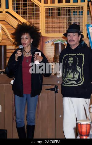 CARLOS SANTANA si unisce a studenti locali come il tamburo e danza per i battiti del mondo scoperta il museo dei bambini di Las Vegas NV, Ottobre 29, 2019 dotate di: Carlos Santana, Cindy Blackman Santana dove: Las Vegas, Nevada, Stati Uniti quando: 29 Ott 2019 Credit: DJDM/WENN.com Foto Stock