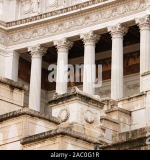 Antica facciata decorativa classica bianca dell'edificio. Roma, Italia Foto Stock