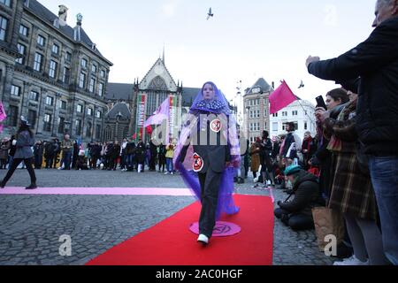 Estinzione della ribellione attivisti eseguire durante il 'Venerdì nero Rebellion' in Piazza Dam nel novembre 29, 2019 in Amsterdam, Paesi Bassi. Manifestanti cal Foto Stock