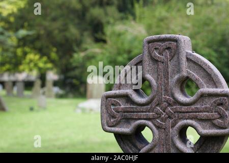 Pietra tombale nel cimitero con nodo celtico design Foto Stock