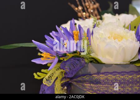 Fiori di carta fatti a mano splendidamente per l'uso come sfondi e come disegni grafici e risorse per scopi commerciali Foto Stock