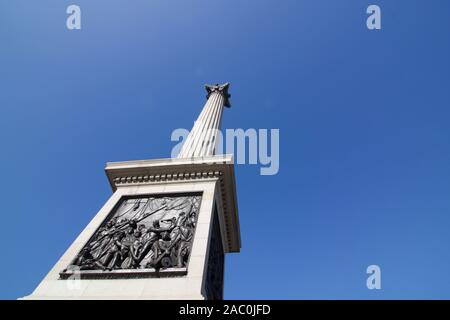 27 Febbraio 2019: Londra, Inghilterra - visualizzazione della colonna di Nelson, in corrispondenza di un angolo Foto Stock