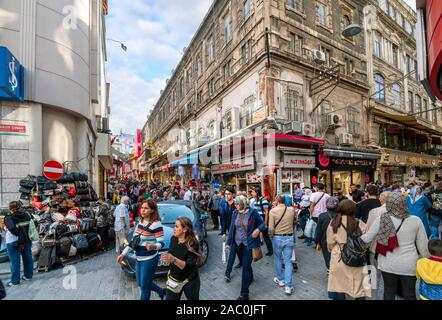 Turchi locali negozio affollato outdoor shopping market e il bazaar nel quartiere Eminonu di Istanbul, Turchia. Foto Stock