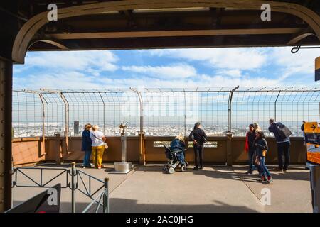 Turisti tra cui una donna su una sedia a rotelle godere la vista dalla prima piattaforma della torre Eiffel in una giornata di sole in Parigi Francia Foto Stock