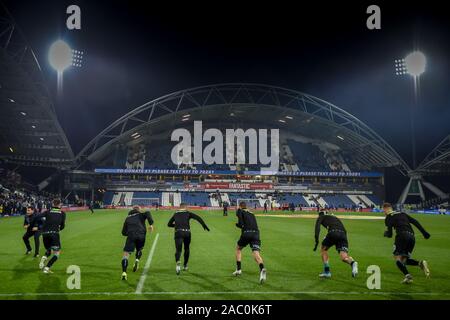 26 novembre 2019, John Smith's Stadium, Huddersfield, Inghilterra; Sky scommessa campionato, Huddersfield Town v Swansea City : Swansea City giocatori warm up presso la John Smith Stadium. Credito: Dean Williams/news immagini Foto Stock