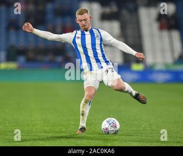 26 novembre 2019, John Smith's Stadium, Huddersfield, Inghilterra; Sky scommessa campionato, Huddersfield Town v Swansea City : Lewis O'Brien (39) di Huddersfield Town con la sfera Credito: Dean Williams/news immagini Foto Stock