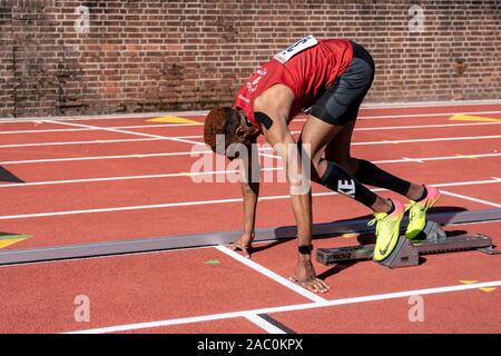 Ernixh Harris a competere in sviluppo olimpico Uomini 400m Ostacoli al 2019 Penn il relè Foto Stock