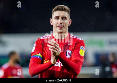 Swansea, Regno Unito. 29 Nov, 2019. Tom Cairney di Fulham applaude la distanza delle ventole a tempo pieno. EFL Skybet partita in campionato, Swansea City v Fulham al Liberty Stadium di Swansea, Galles del Sud Venerdì 29 novembre 2019. Questa immagine può essere utilizzata solo per scopi editoriali. Solo uso editoriale, è richiesta una licenza per uso commerciale. Nessun uso in scommesse, giochi o un singolo giocatore/club/league pubblicazioni. pic da Lewis Mitchell/Andrew Orchard fotografia sportiva/Alamy Live news Credito: Andrew Orchard fotografia sportiva/Alamy Live News Foto Stock