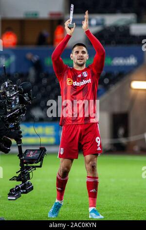 Swansea, Regno Unito. 29 Nov, 2019. Aleksandar Mitrovic di Fulham applaude la distanza delle ventole a tempo pieno. EFL Skybet partita in campionato, Swansea City v Fulham al Liberty Stadium di Swansea, Galles del Sud Venerdì 29 novembre 2019. Questa immagine può essere utilizzata solo per scopi editoriali. Solo uso editoriale, è richiesta una licenza per uso commerciale. Nessun uso in scommesse, giochi o un singolo giocatore/club/league pubblicazioni. pic da Lewis Mitchell/Andrew Orchard fotografia sportiva/Alamy Live news Credito: Andrew Orchard fotografia sportiva/Alamy Live News Foto Stock