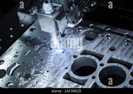 Close up di fresatura CNC/macchina perforatrice del processo di lavoro sulla fabbrica di metallo,metallo industriale di processo di lavoro a struttura in acciaio industria. Foto Stock