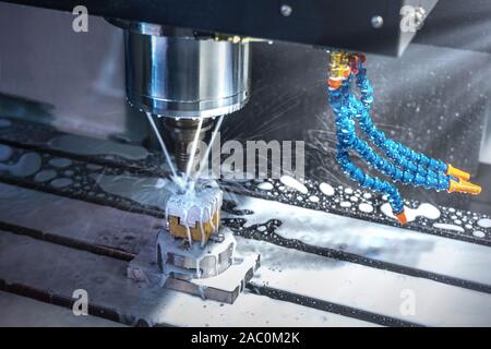 Il taglio del metallo e formando con macchine CNC ad alta precisione della tecnologia nel settore dei macchinari. Foto Stock