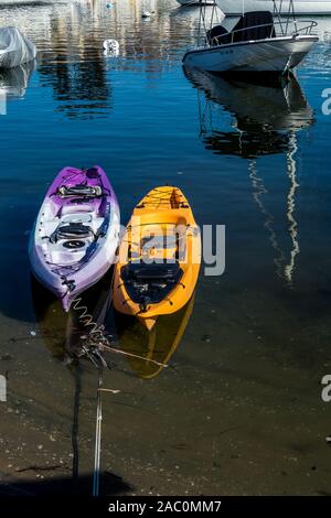 Riflessioni sulla Isola Balboa ormeggi canoe e dory barca, Newport Beach California USA Foto Stock