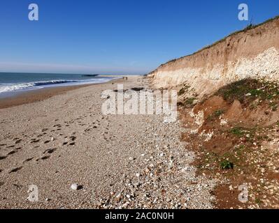Cliff erosione lungo la costa a Selsey nel West Sussex Foto Stock