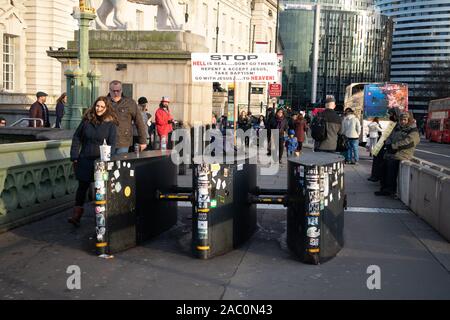 Westminster Bridge barriere di sicurezza fornendo le misure di protezione per le persone camminare sul Westminster Bridge Central London REGNO UNITO Foto Stock