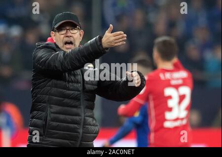 Gelsenkirchen (Germania). 29 Nov, 2019. Calcio: Bundesliga, FC Schalke 04 - 1FC EUROPEA Berlino, xiii giornata nella Veltins Arena: Pullman Urs Fischer von Berlin gesti. Credito: Bernd Thissen/dpa - NOTA IMPORTANTE: In conformità con i requisiti del DFL Deutsche Fußball Liga o la DFB Deutscher Fußball-Bund, è vietato utilizzare o hanno utilizzato fotografie scattate allo stadio e/o la partita in forma di sequenza di immagini e/o video-come sequenze di foto./dpa/Alamy Live News Foto Stock