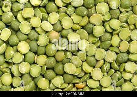 A SCHERMO INTERO macro di verde di piselli spezzati Foto Stock