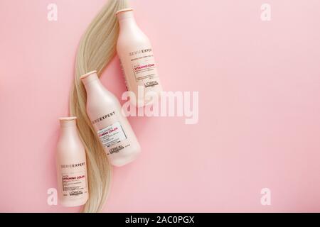 L'Oréal Professionnel Paris Serie Expert Vitamino Color capelli prodotti professionali set.Loreal shampoo mask.trefolo di capelli biondi in rosa Foto Stock