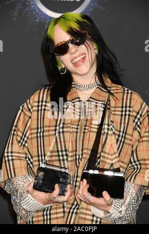 LOS ANGELES, CALIFORNIA - 24 novembre: Billie Eilish, vincitore del nuovo artista dell'anno e artista preferito - rock alternativo, pone in sala stampa durante il 2019 American Music Awards al teatro di Microsoft per il mese di novembre 24, 2019 a Los Angeles, California. Foto Stock