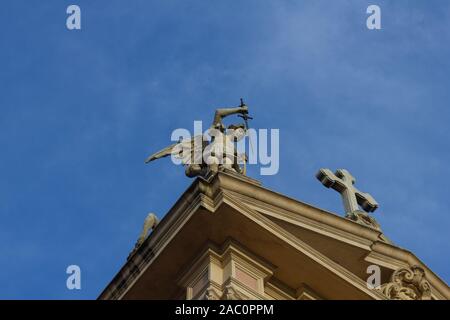 La statua dell'arcangelo Michele con una spada in mano sopra la chiesa di Brescia. Foto Stock