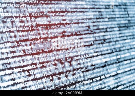 Comprimere i CSS il codice di programmazione a schermo in toni di blu e rosso perdita di luce Foto Stock