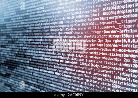 Comprimere i CSS il codice di programmazione a schermo in toni di blu e rosso perdita di luce Foto Stock
