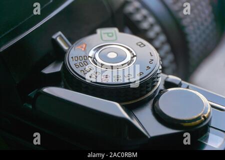 Close-up di modalità e velocità otturatore comporre di un vintage retrò foto fotocamera a pellicola Foto Stock