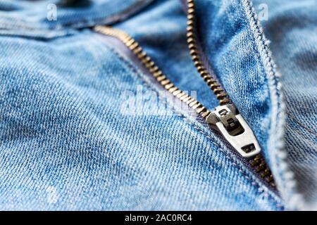 Close-up di jeans blu con cerniera in ottone Foto Stock
